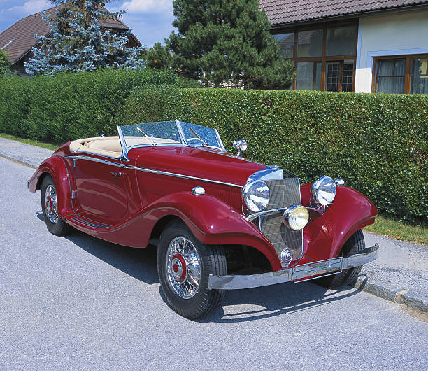 vintage automóvel conversível vermelho - restore ancient ways - fotografias e filmes do acervo