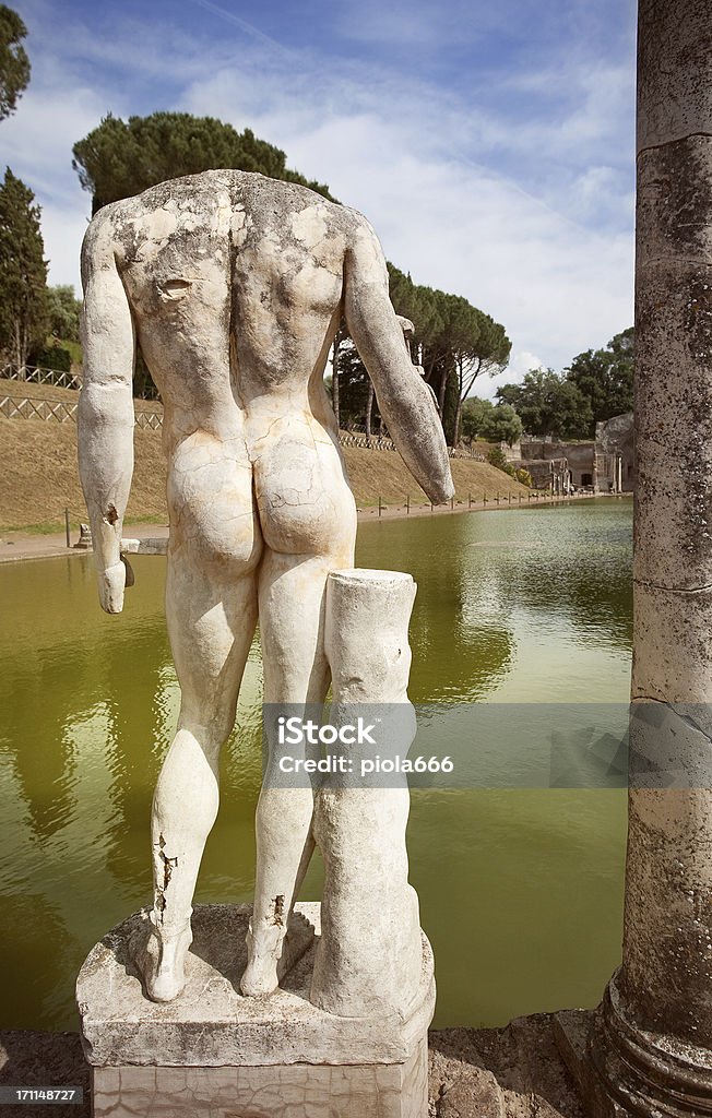 Naked estatua a Canopus de la Villa de adriano - Foto de stock de Agua libre de derechos