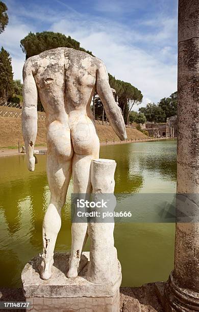 Naked Estatua A Canopus De La Villa De Adriano Foto de stock y más banco de imágenes de Agua - Agua, Antiguo, Arqueología