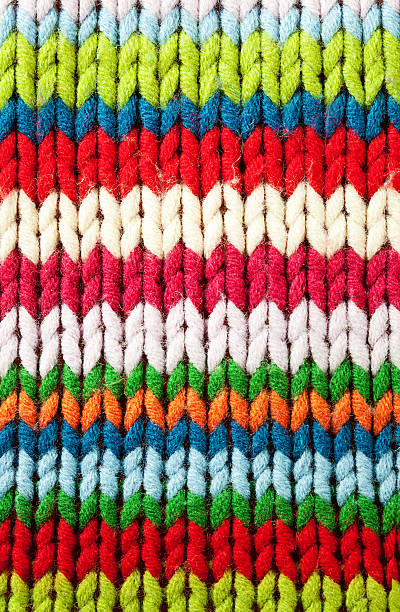 fond en laine tricotée - knitting vertical striped textile photos et images de collection