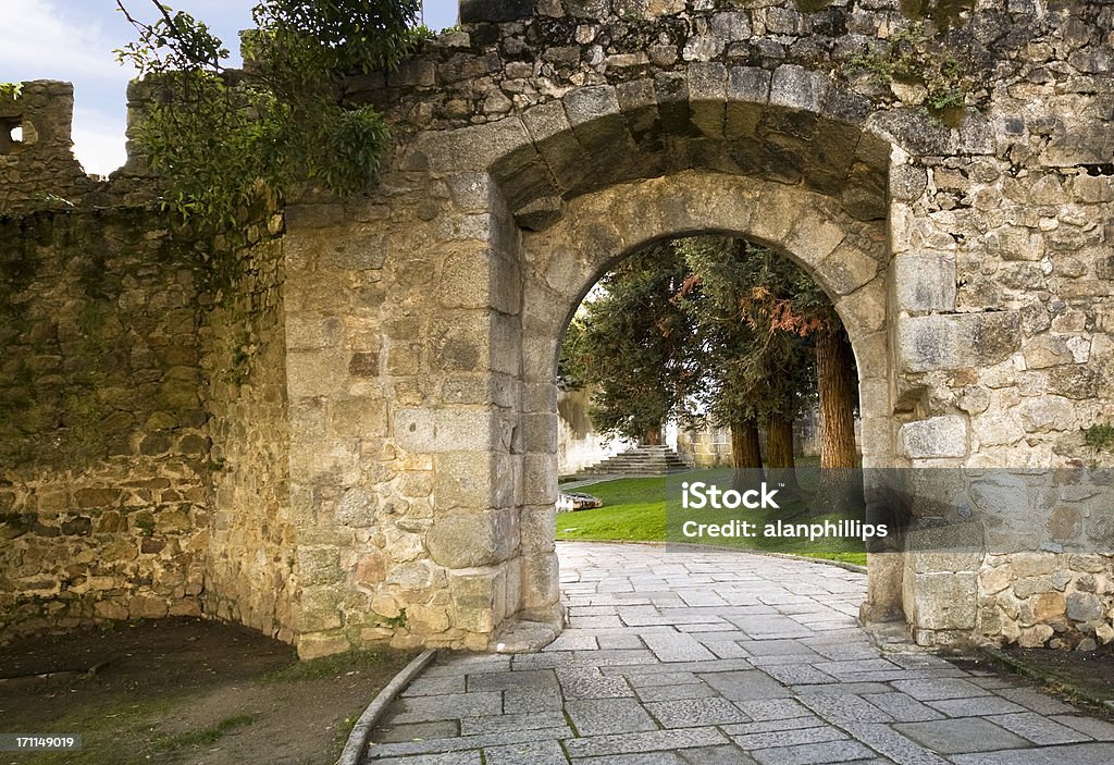 Arco in pietra a Evora - Foto stock royalty-free di Alentejo