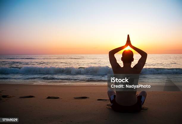 Yoga Stockfoto und mehr Bilder von Aktiver Lebensstil - Aktiver Lebensstil, Arme hoch, Atlantik