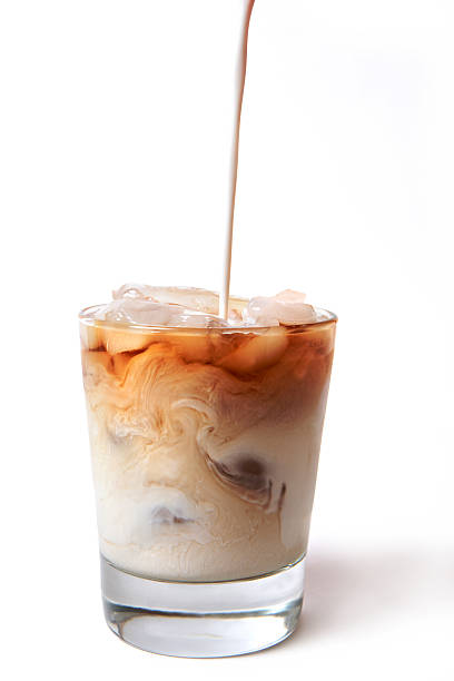 アイスコーヒーグラスに注がれるで、クリーム - カフ ェオレ ストックフォトと画像