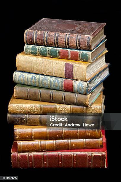 Pilha De Livros De Couro Antigo Limite - Fotografias de stock e mais imagens de Pilha - Arranjo - Pilha - Arranjo, Livro, Amontoar