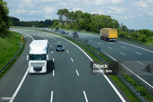 Borrosa Camiones En La Carretera Foto de stock y más banco de imágenes de Camión de peso pesado - Camión de peso pesado, Vía principal, Autobahn