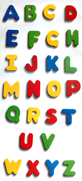 alphabet en bois - lettre magnétique photos et images de collection