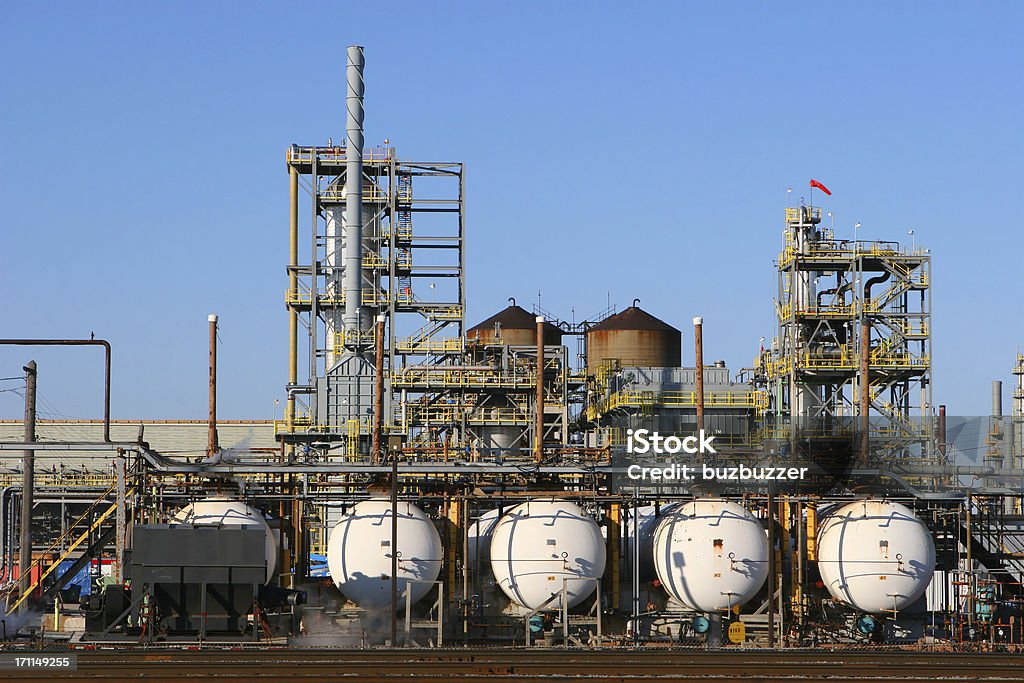 Tanques de presión en la refinería de petróleo - Foto de stock de Acero libre de derechos