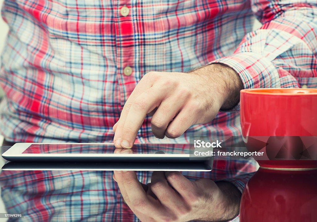 Empresário trabalhando em tablet digital durante um intervalo para café - Foto de stock de Adulto royalty-free