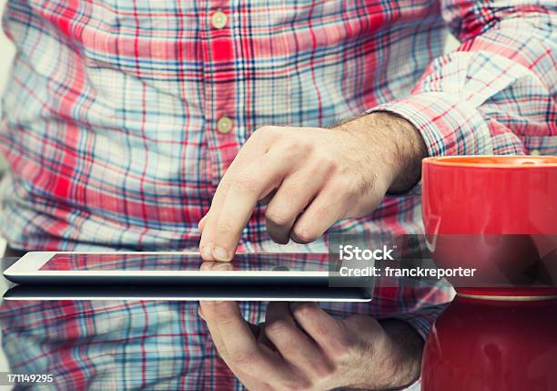 Foto de Empresário Trabalhando Em Tablet Digital Durante Um Intervalo Para Café e mais fotos de stock de Adulto