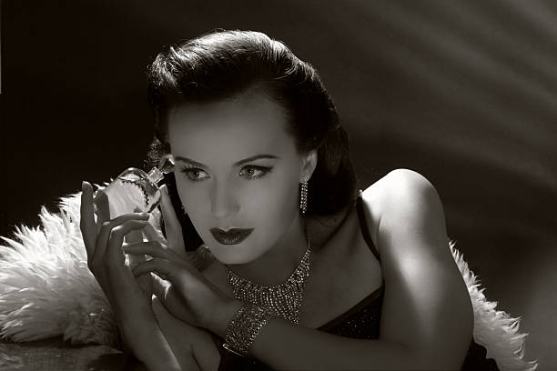 film noir style.forbidden frutos - hairstyle black and white women fashion imagens e fotografias de stock