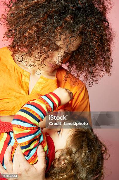 Matka I Córka - zdjęcia stockowe i więcej obrazów Dojrzałe kobiety - Dojrzałe kobiety, Karmić piersią, 2-3 lata