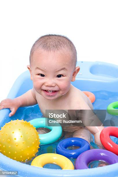 Baby Мальчик В Ванной — стоковые фотографии и другие картинки 12-17 месяцев - 12-17 месяцев, Азиатская культура, Азиатского и индийского происхождения