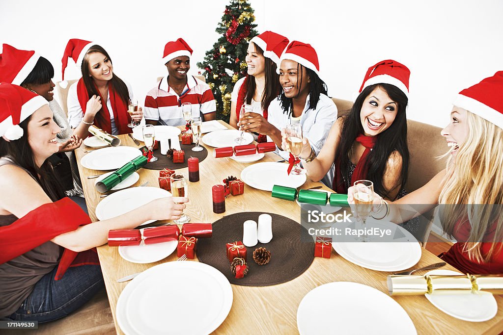 Felice giovani condividere la cena di Natale - Foto stock royalty-free di Adulto