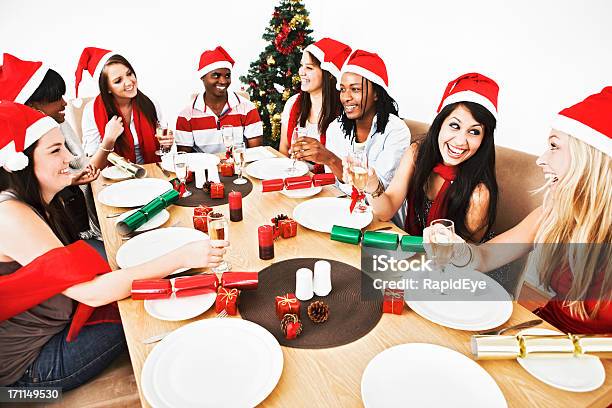 Felice Giovani Condividere La Cena Di Natale - Fotografie stock e altre immagini di Adulto - Adulto, Albero, Albero di natale