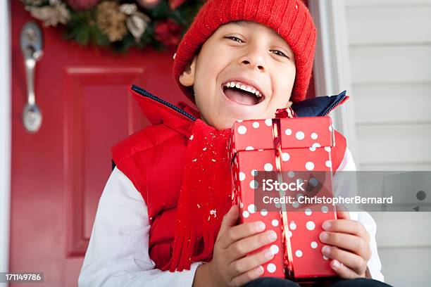 Ragazzo Sorridente Tiene Regalo Di Natale - Fotografie stock e altre immagini di Bambini maschi - Bambini maschi, Regalo di Natale, 6-7 anni