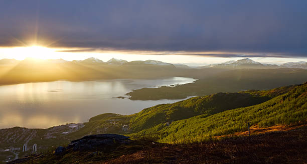 soleil de minuit, narvik, norvège - sunrise hill sea sun photos et images de collection