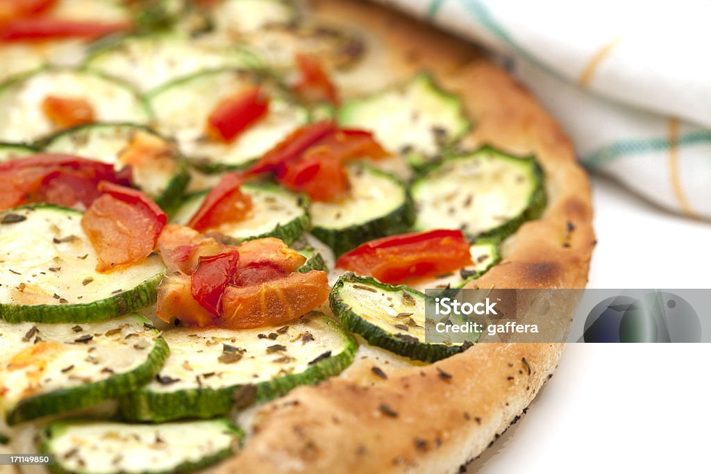 pizza avec courgettes et des tomates - Photo de Aliment libre de droits
