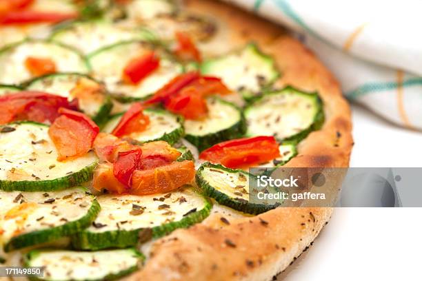 Photo libre de droit de Pizza Avec Courgettes Et Des Tomates banque d'images et plus d'images libres de droit de Aliment - Aliment, Aliment en portion, Alimentation lourde