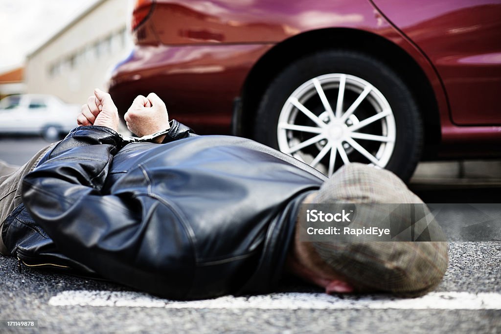 Homem Handcuffed reside na estrada seguinte para aluguer de carros - Royalty-free Desonestidade Foto de stock