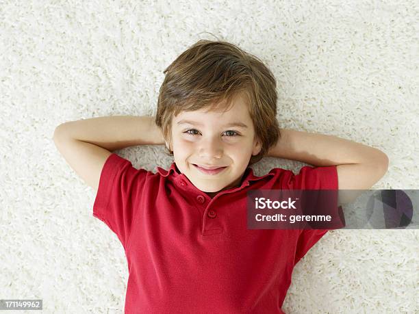 귀여운 남자아이 웃는 굴절률은 카펫 감정에 대한 스톡 사진 및 기타 이미지 - 감정, 긍정적인 감정 표현, 남성