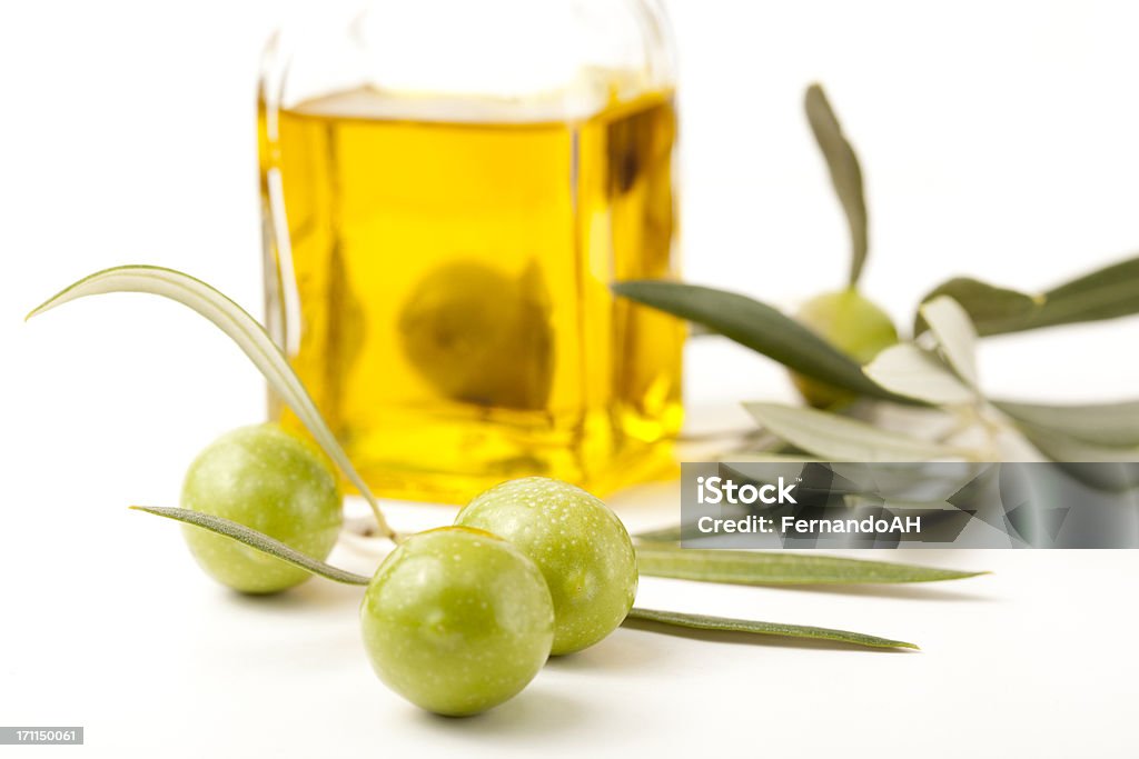 olive e olio d'oliva in bottiglia - Foto stock royalty-free di Bottiglia