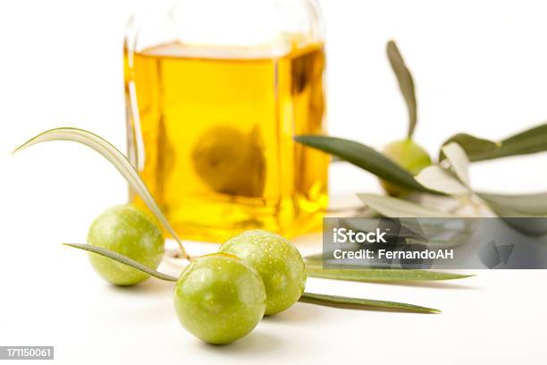 Olive E Olio Doliva In Bottiglia - Fotografie stock e altre immagini di Bottiglia - Bottiglia, Cibi e bevande, Cibo