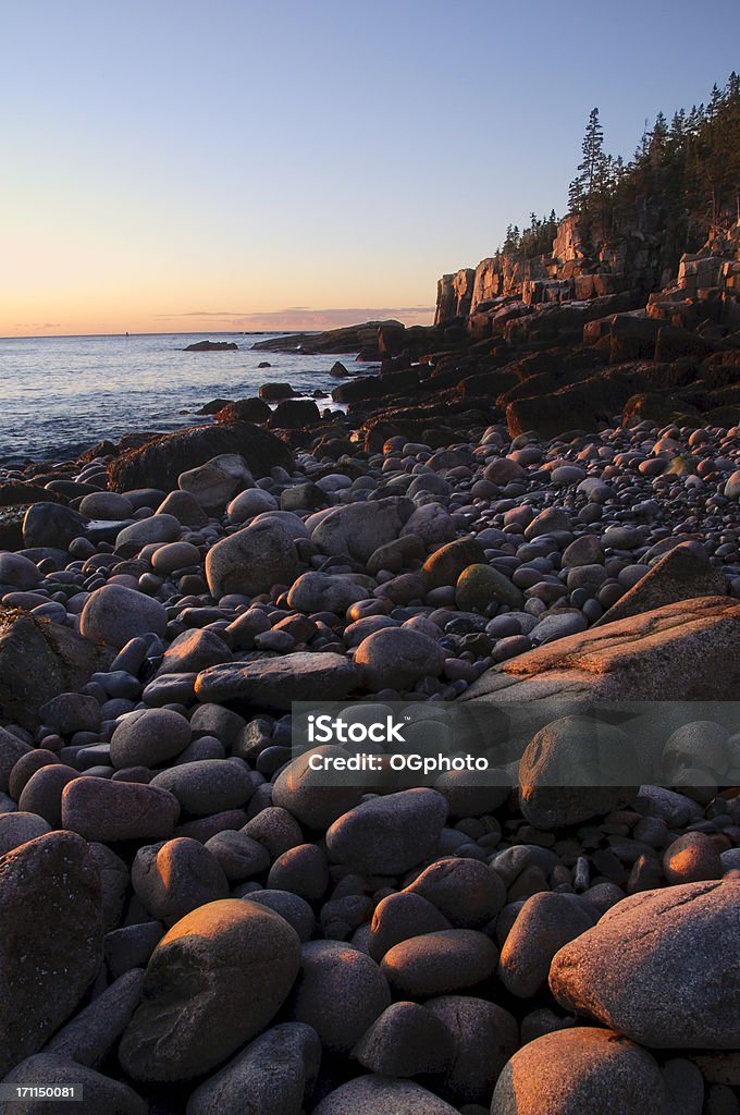 Mattina presto sulla spiaggia di pietra - Foto stock royalty-free di Acqua