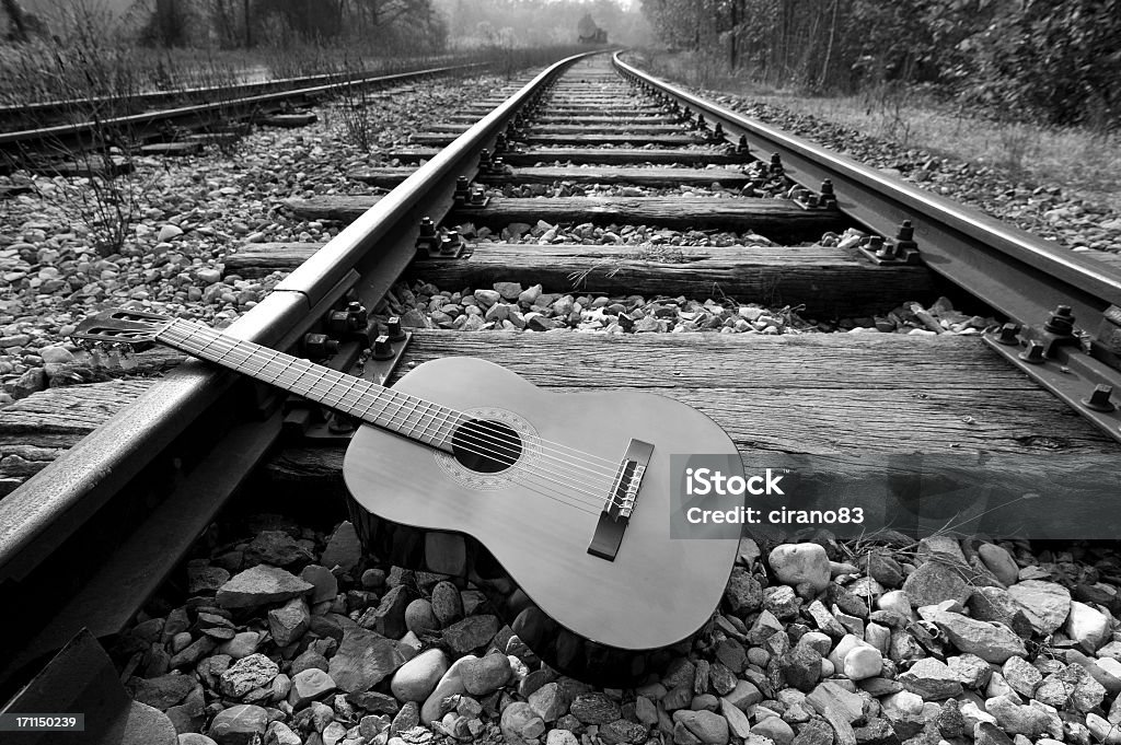 Schwarzen und weißen alten Gitarre auf der Eisenbahn - Lizenzfrei Country-Musik Stock-Foto
