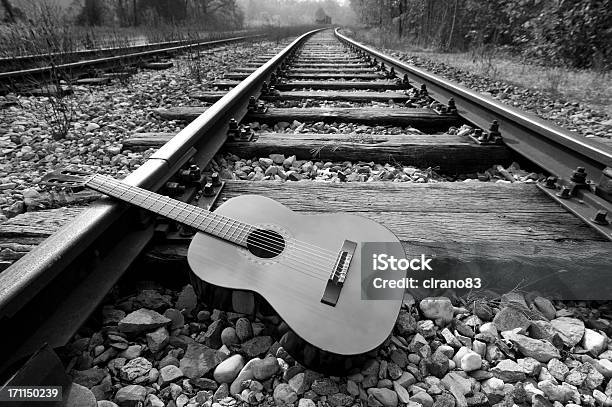 흑백 포기됨 기타 굴절률은 철도 컨트리 앤드 웨스턴 음악에 대한 스톡 사진 및 기타 이미지 - 컨트리 앤드 웨스턴 음악, 흑백, 기차