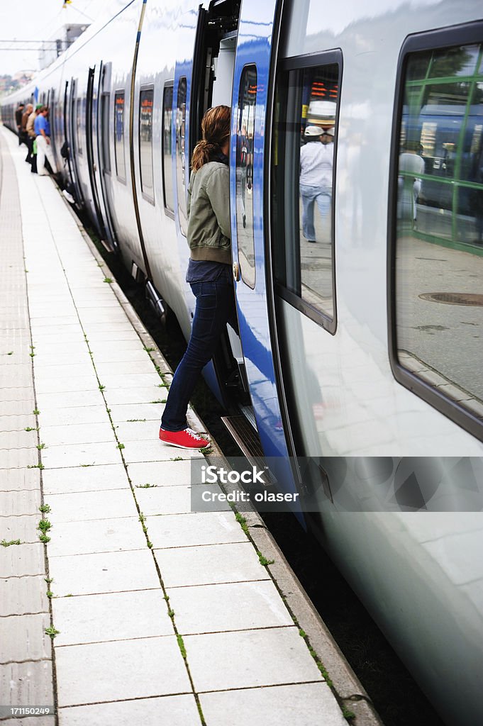 Девушка, введя поезд, середине дня свет - Стоковые фото Большой город роялти-фри