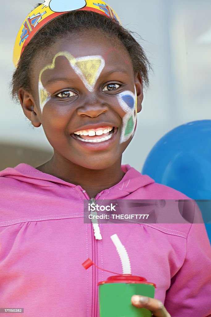 Ragazza africana a una festa di compleanno - Foto stock royalty-free di Pittura per il viso