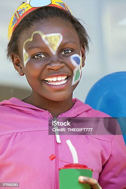 Ragazza Africana A Una Festa Di Compleanno - Fotografie stock e altre immagini di Pittura per il viso - Pittura per il viso, Bambino, Bambine femmine