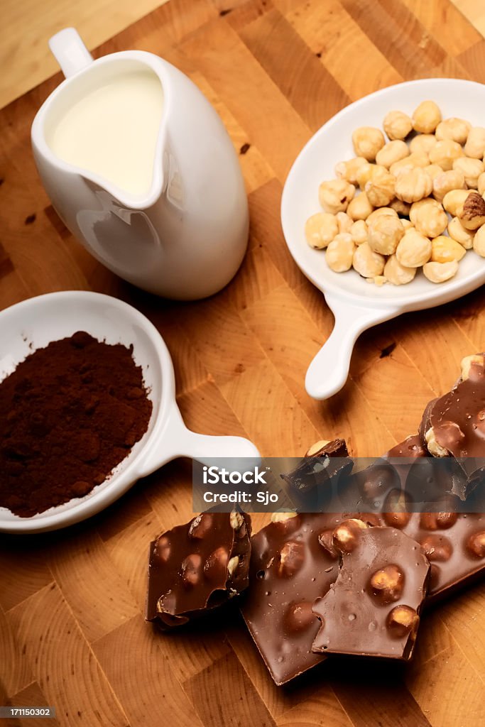 Орехи, шоколад, какао и молоко - Стоковые фото Без людей роялти-фри