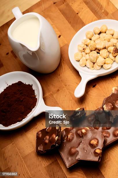 Орехи Шоколад Какао И Молоко — стоковые фотографии и другие картинки Без людей - Без людей, Вертикальный, Вредное питание