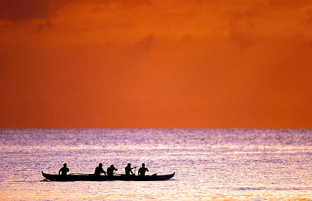 usa hawai, o'ahu, north shore, remar en canoa. - canoa con balancín fotografías e imágenes de stock