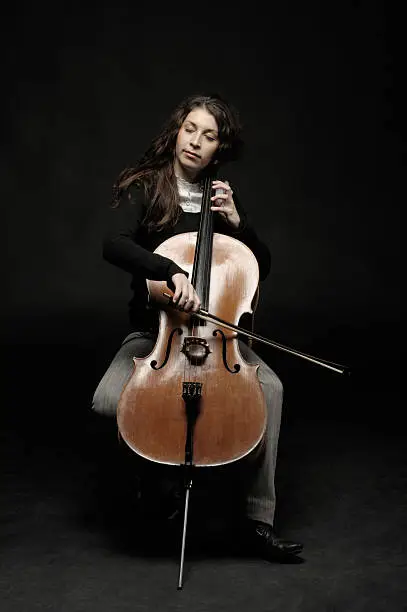 beautiful female cellist playing violon/cello