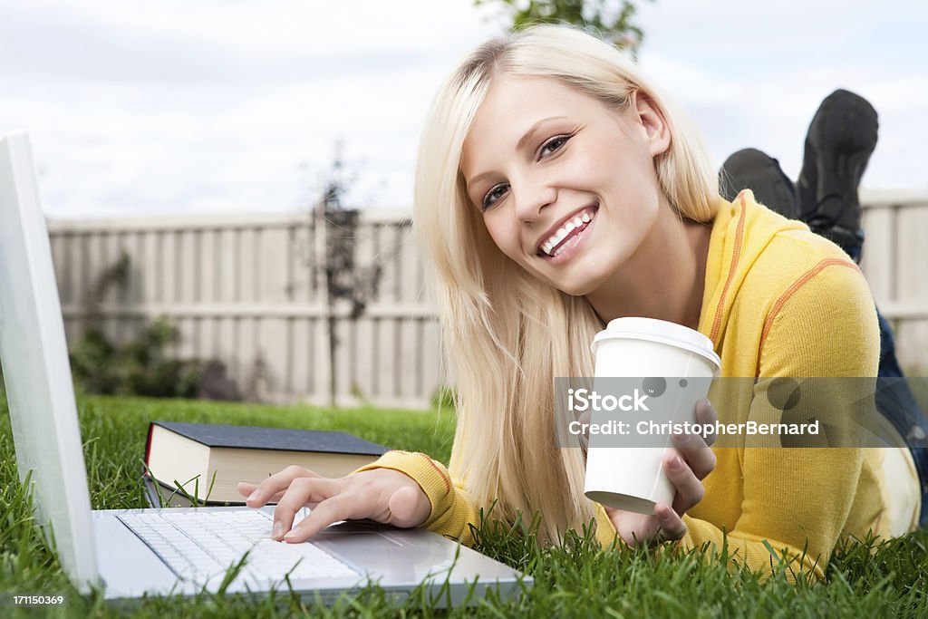 Aluna estudando no laptop - Foto de stock de 20-24 Anos royalty-free
