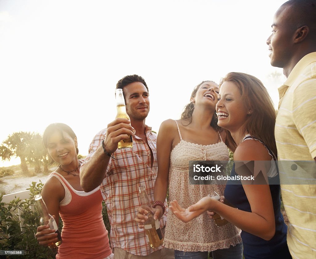 Gli amici festeggiare con birra per una vacanza di primavera - Foto stock royalty-free di Adulto