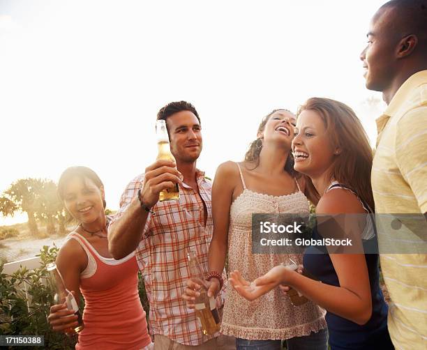 Gli Amici Festeggiare Con Birra Per Una Vacanza Di Primavera - Fotografie stock e altre immagini di Adulto
