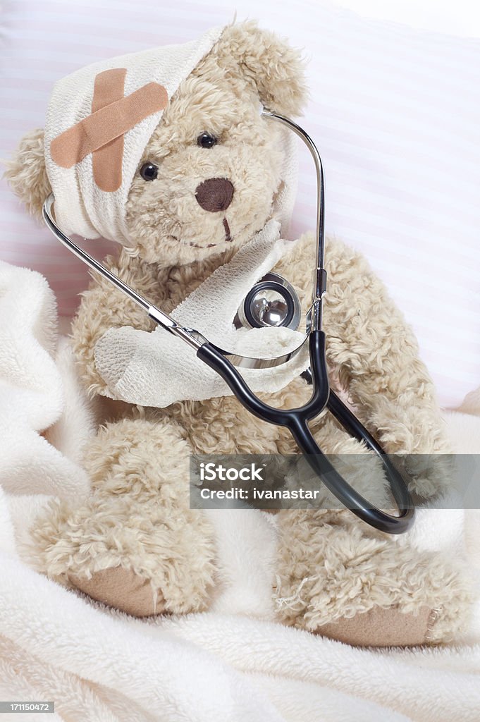 Blessé ours en peluche avec stéthoscope - Photo de Assis libre de droits