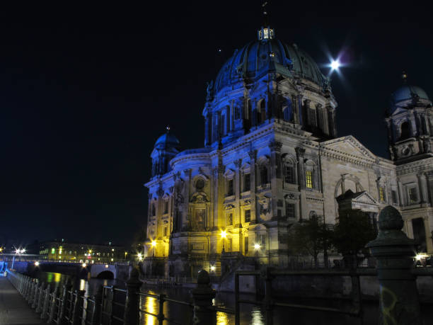 ベルリン大聖堂（ドイツ） - lichtspur ストックフォトと画像