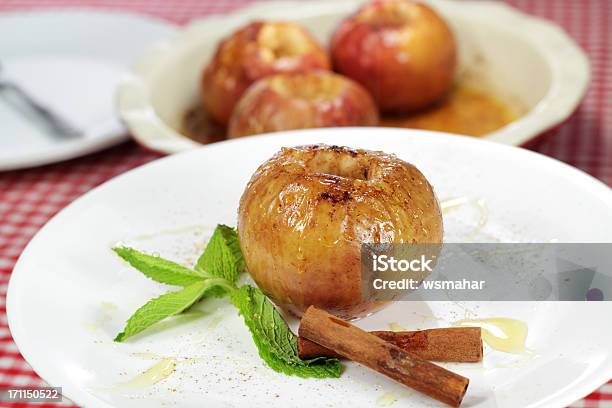 Bratapfel Stockfoto und mehr Bilder von Bratapfel - Bratapfel, Apfel, Gebacken