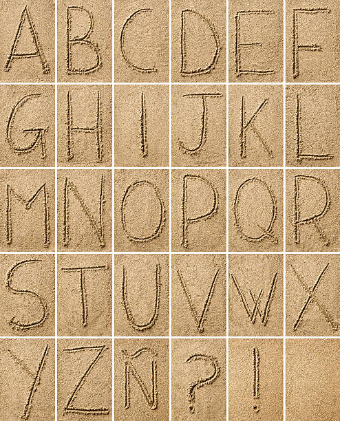 zusammensetzung alphabet buchstaben auf sand gezeichnet - letter j fotos stock-fotos und bilder