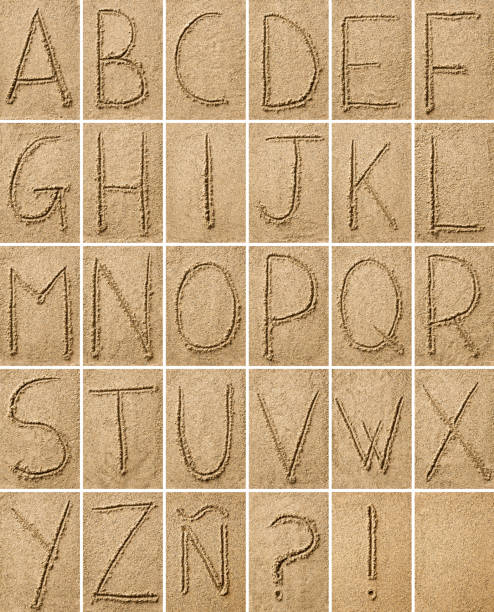 composition des caractères de l'alphabet dessiné sur le sable - letter l letter p letter j letter m photos et images de collection