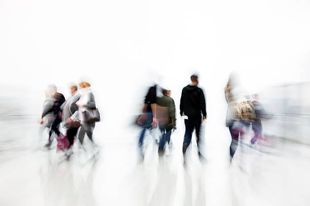 movimento turva peões a caminhar em branco hallway - consumer exposure imagens e fotografias de stock