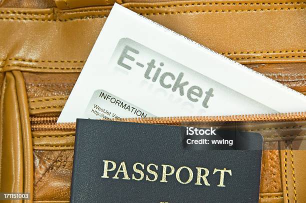 Zjednoczonych Paszport I Bilet Elektroniczny - zdjęcia stockowe i więcej obrazów Skóra - Tworzywo - Skóra - Tworzywo, Brązowy, Kieszeń