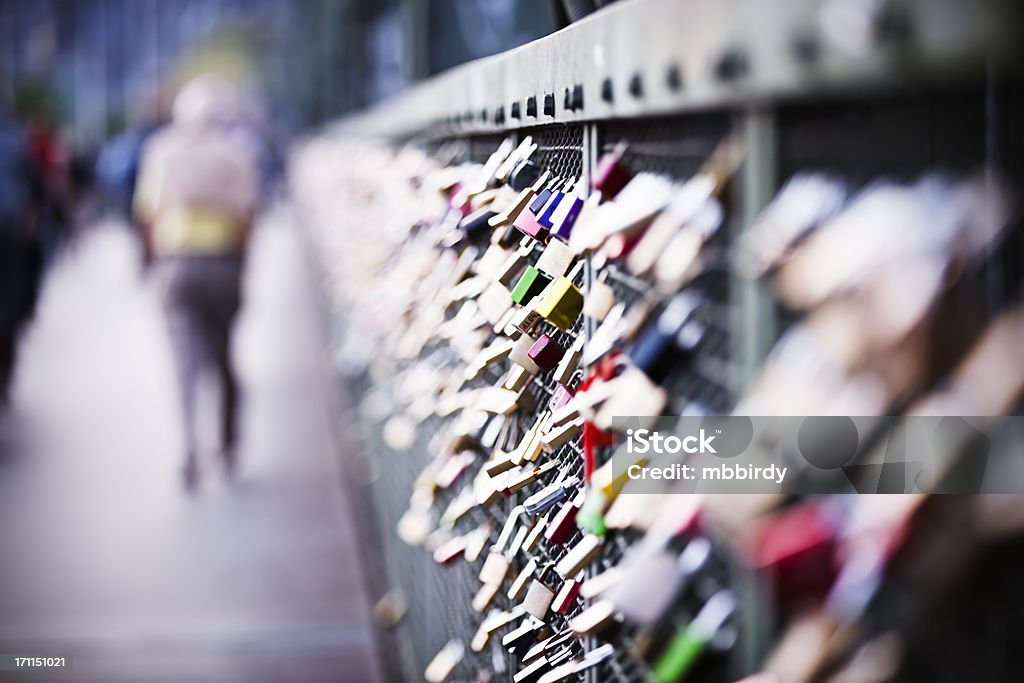 Love Candados en tren puente sobre río Rin, en el centro de la ciudad de colonia - Foto de stock de Puente Hohenzollern libre de derechos