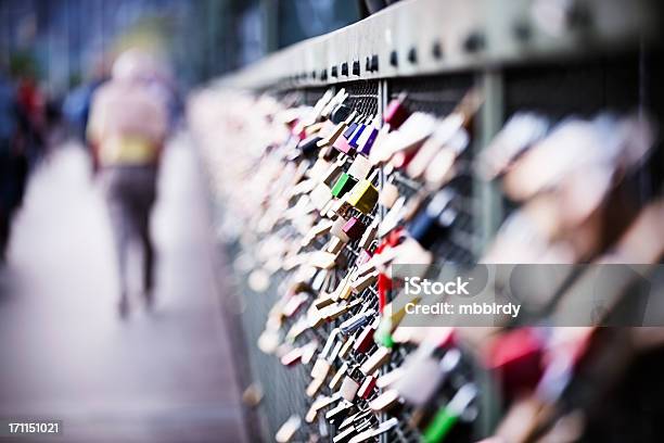 Love Candados En Tren Puente Sobre Río Rin En El Centro De La Ciudad De Colonia Foto de stock y más banco de imágenes de Puente Hohenzollern