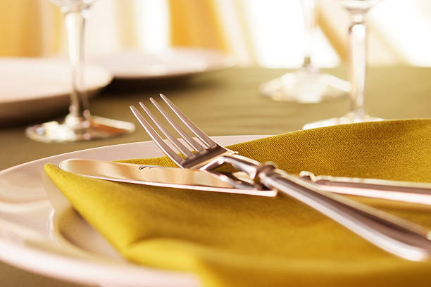 elegant dinner table setting with shallow depth of field - bestek stockfoto's en -beelden