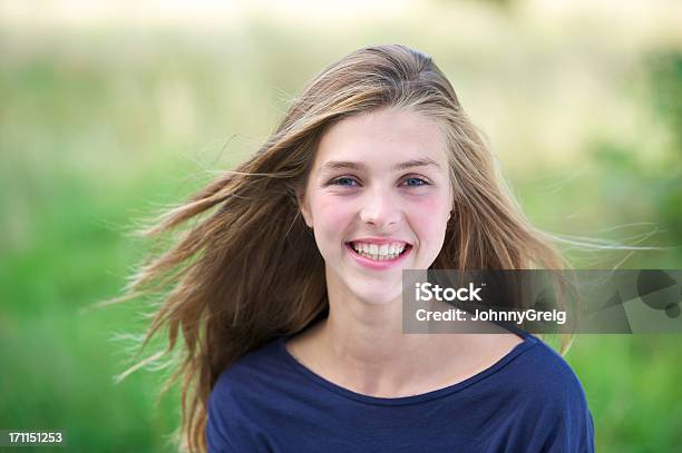 Teenagermädchen Mit Wind In Ihrem Haar Stockfoto und mehr Bilder von Weiblicher Teenager - Weiblicher Teenager, 14-15 Jahre, 2000-2009
